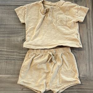 Baby Gap tan t shirt and shorts set. 6-12M.